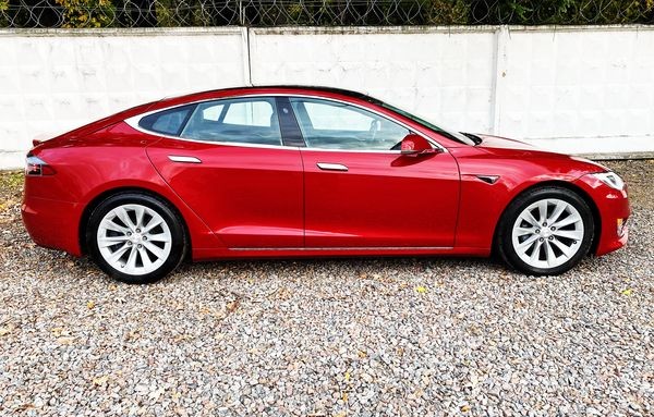 074 Tesla Model S 75 D красная без водителя 34gy