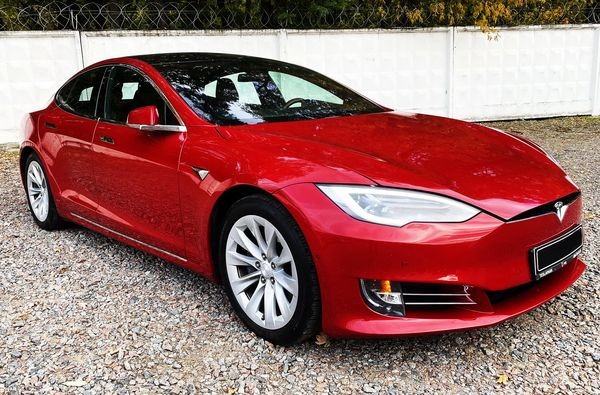 074 Tesla Model S 75 D красная без водителя 34gy