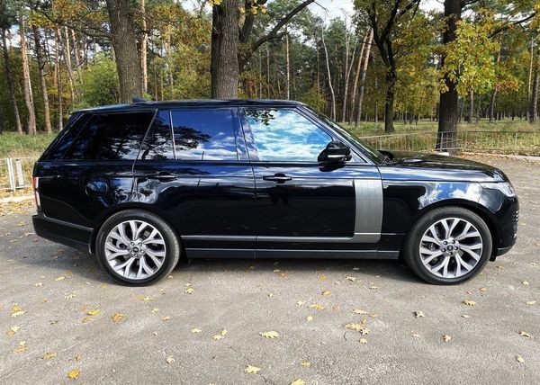 224 Range Rover Vogue 4,4d черный без водителя 2J7A