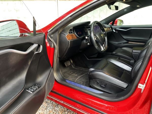 074 Tesla Model S 75 D красная без водителя 34gy
