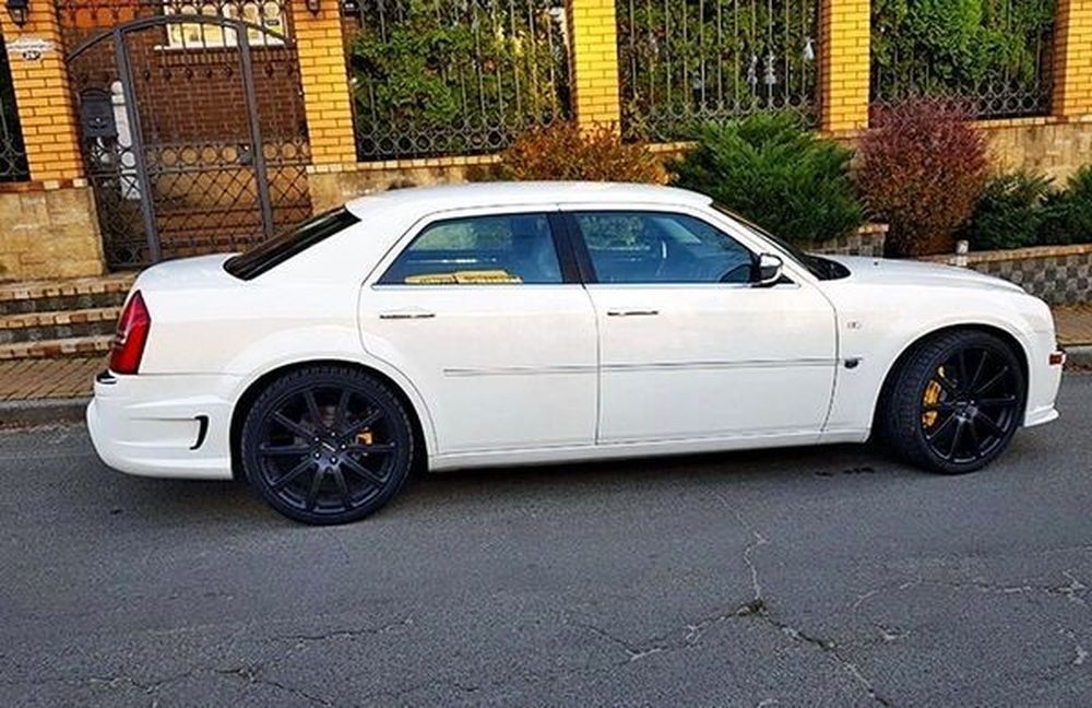 127 Chrysler 300C белый 36LX