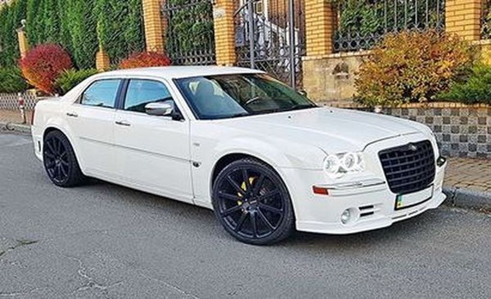 127 Chrysler 300C белый 36LX