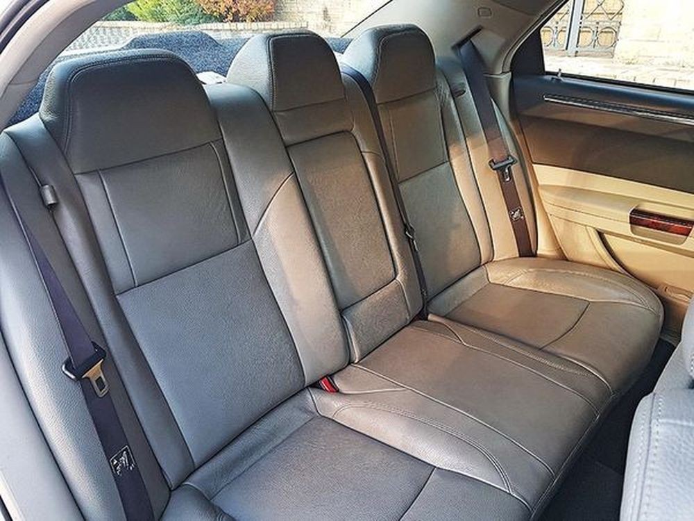 127 Chrysler 300C белый 36LX