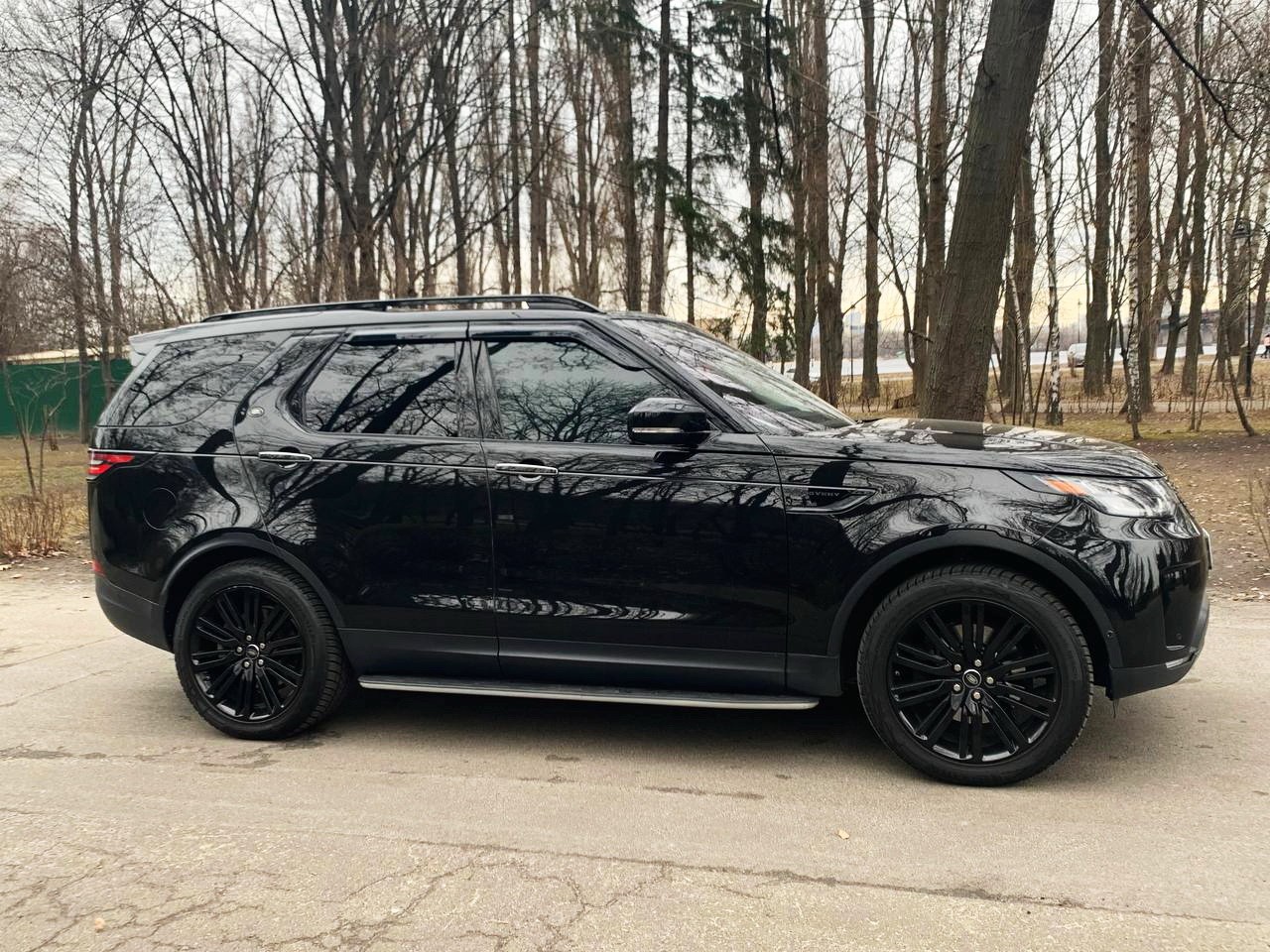 235 Land Rover Discovery 5 джип без водителя 3PYP