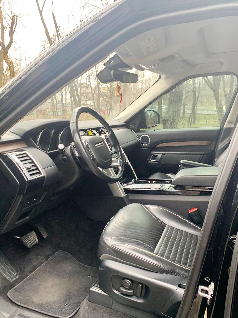 235 Land Rover Discovery 5 джип без водителя 3PYP