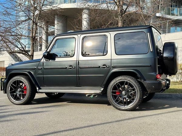 244 Внедорожник MERCEDES G63 AMG с водителем jyp2