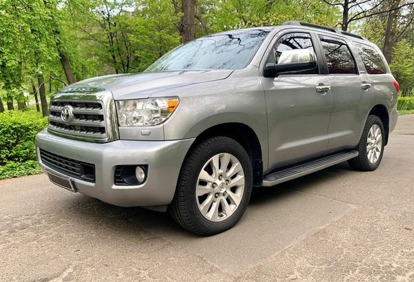 237 Внедорожник Toyota Sequoia серебристая на свадьбу jMZR