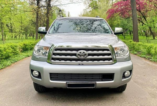 237 Внедорожник Toyota Sequoia серебристая на свадьбу jMZR