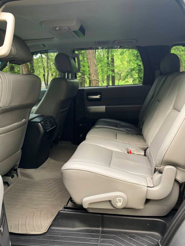 237 Внедорожник Toyota Sequoia серебристая на свадьбу jMZR