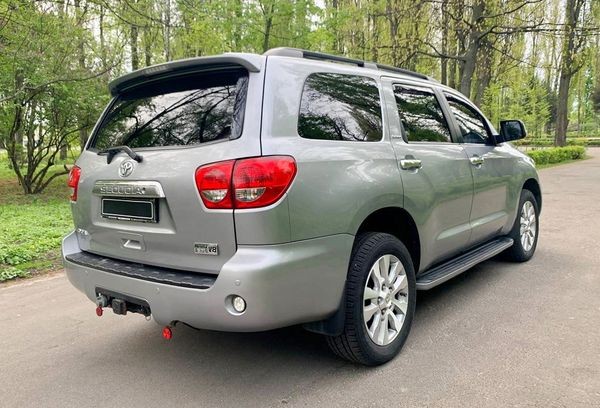 237 Внедорожник Toyota Sequoia серебристая на свадьбу jMZR