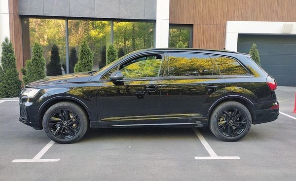 259 Внедорожник на свадьбу Audi Q7 черный 2Zoj