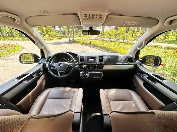 283 Volkswagen Multivan черный микроавтобус на свадьбу 3rJ7
