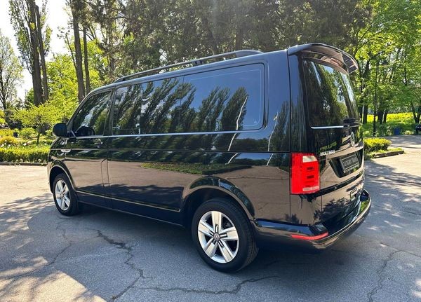 283 Volkswagen Multivan черный микроавтобус без водителя Rm0e