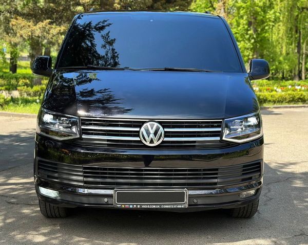 283 Volkswagen Multivan черный микроавтобус без водителя Rm0e
