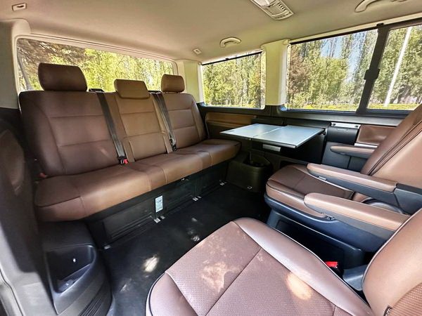 283 Volkswagen Multivan черный микроавтобус без водителя Rm0e