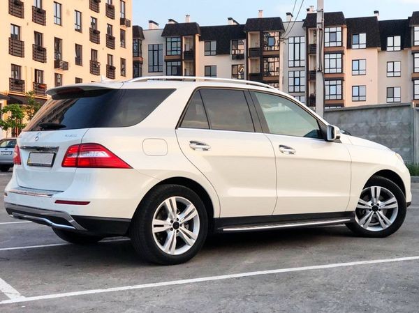119 Внедорожник Mercedes-Benz ML белый авто на свадьбу lAka