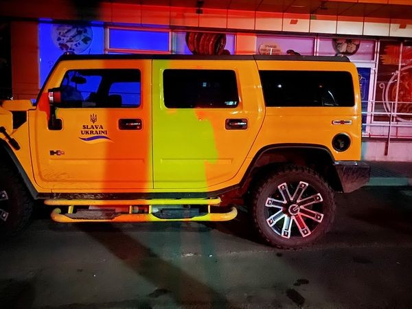 081 Внедорожник Hummer H2 желтый на съемки фото vm06