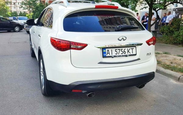236 Внедорожник Infiniti FX35 белая в аренду va4V
