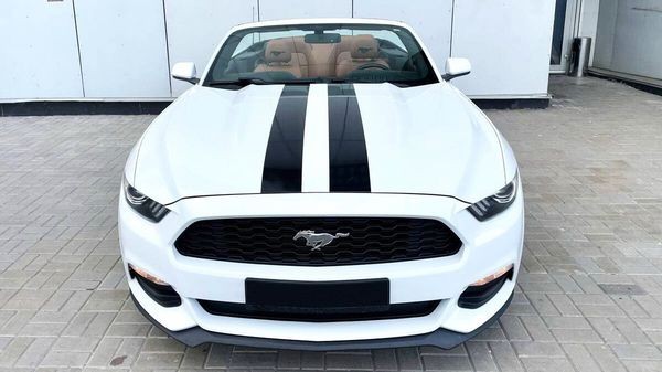280 Кабриолет Ford Mustang GT белый без водителя BDmR