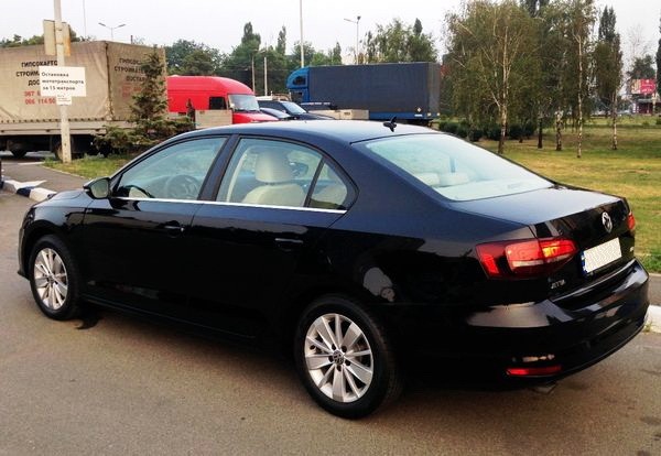 158 Volkswagen Jetta черная с водителем на свадьбу 2JQO