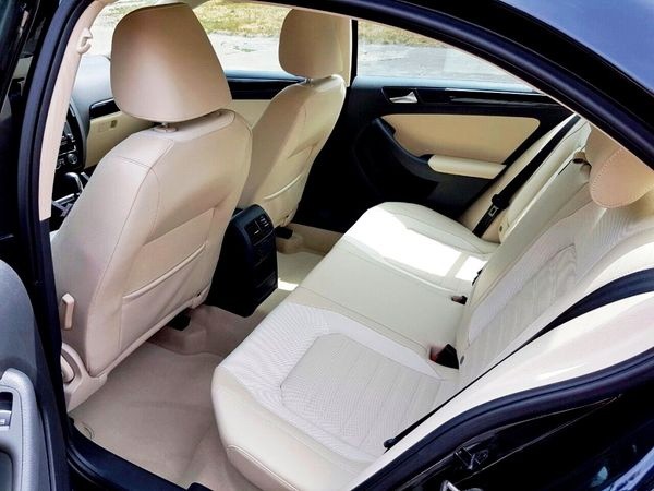158 Volkswagen Jetta черная с водителем на свадьбу 2JQO