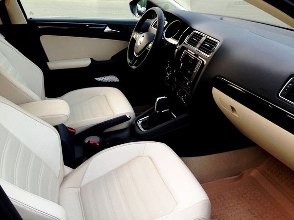 158 Volkswagen Jetta черная с водителем на свадьбу 2JQO