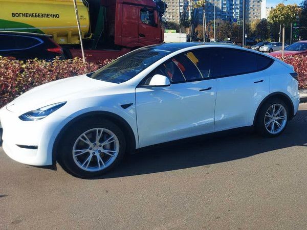 383 Tesla Model Y внедорожник белый на свадьбу jEm7
