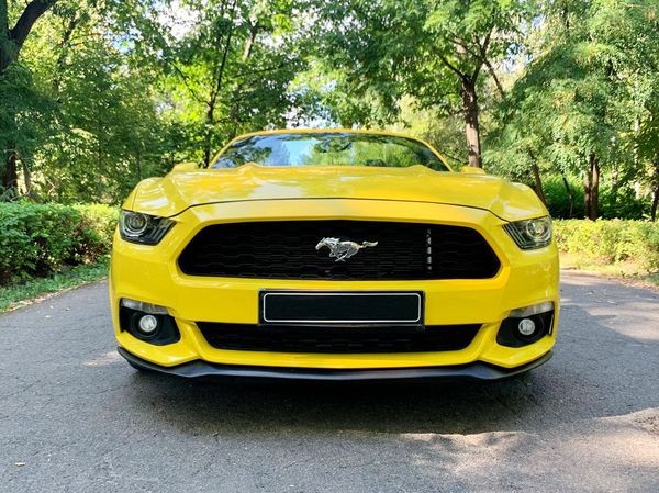 070 Ford Mustang желтый кабриолет без водителя 2wmp