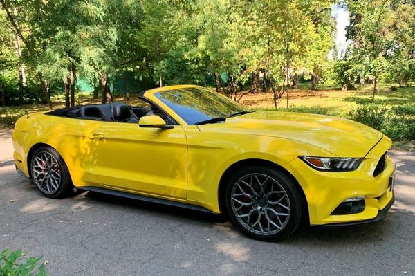 070 Ford Mustang желтый кабриолет на свадьбу съемки 3O8Z
