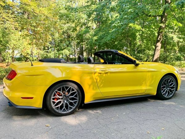 070 Ford Mustang желтый кабриолет без водителя 2wmp