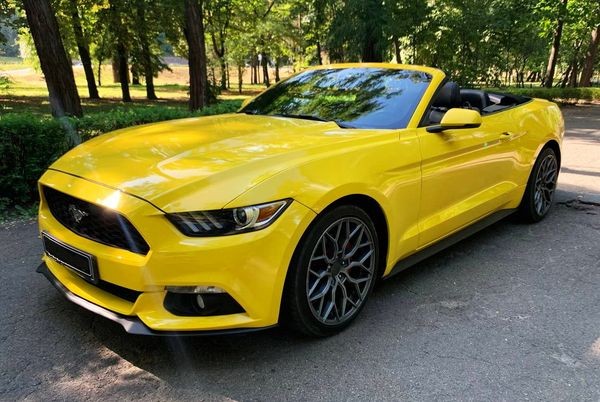 070 Ford Mustang желтый кабриолет без водителя 2wmp
