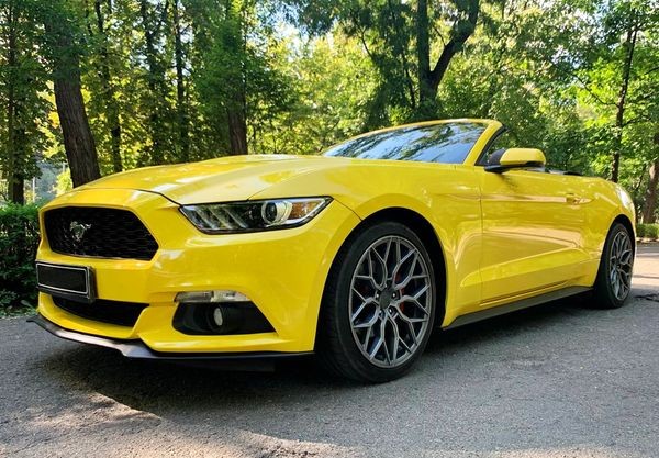 070 Ford Mustang желтый кабриолет на свадьбу съемки 3O8Z