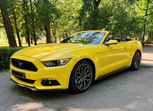 070 Ford Mustang желтый кабриолет без водителя 2wmp