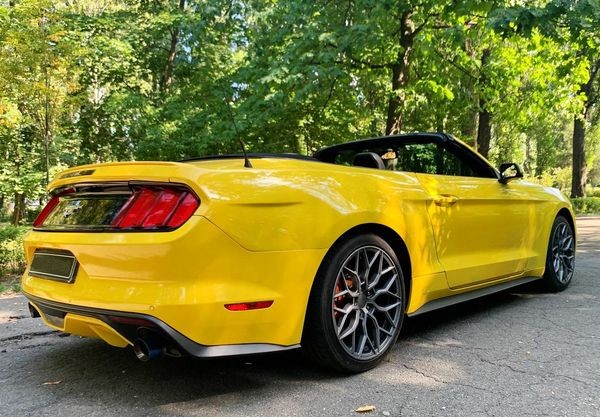 070 Ford Mustang желтый кабриолет на свадьбу съемки 3O8Z