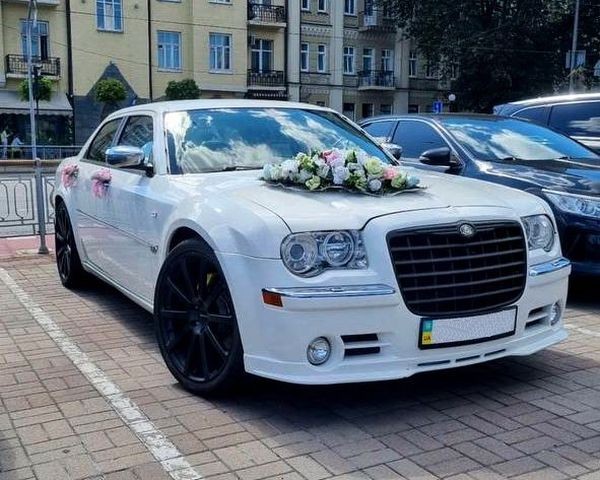 127 Chrysler 300C белый 36LX