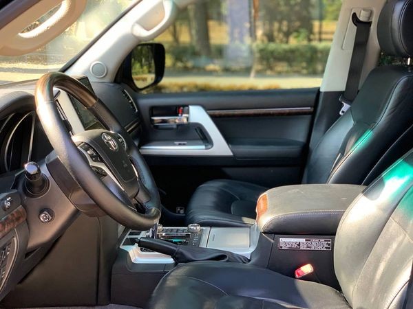 254 Внедорожник Toyota Land Cruiser 200 без водителя MrKp