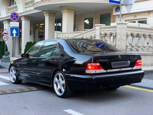 117 Mercedes Benz W140 S7.3 V12 Brabus черный без водителя lMYn