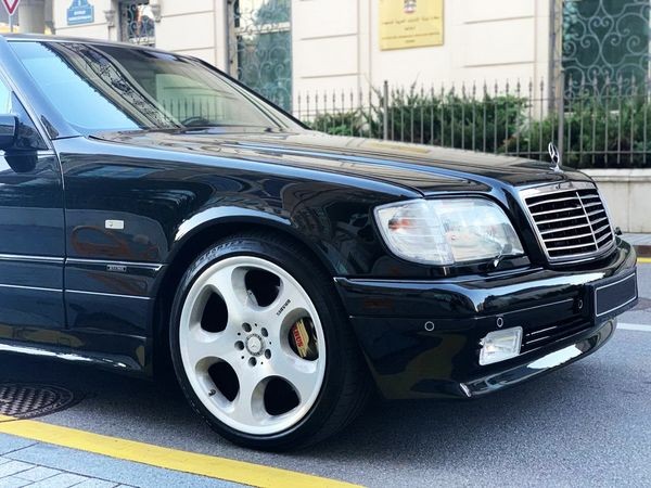117 Mercedes Benz W140 S7.3 V12 Brabus черный с водителем l6g9