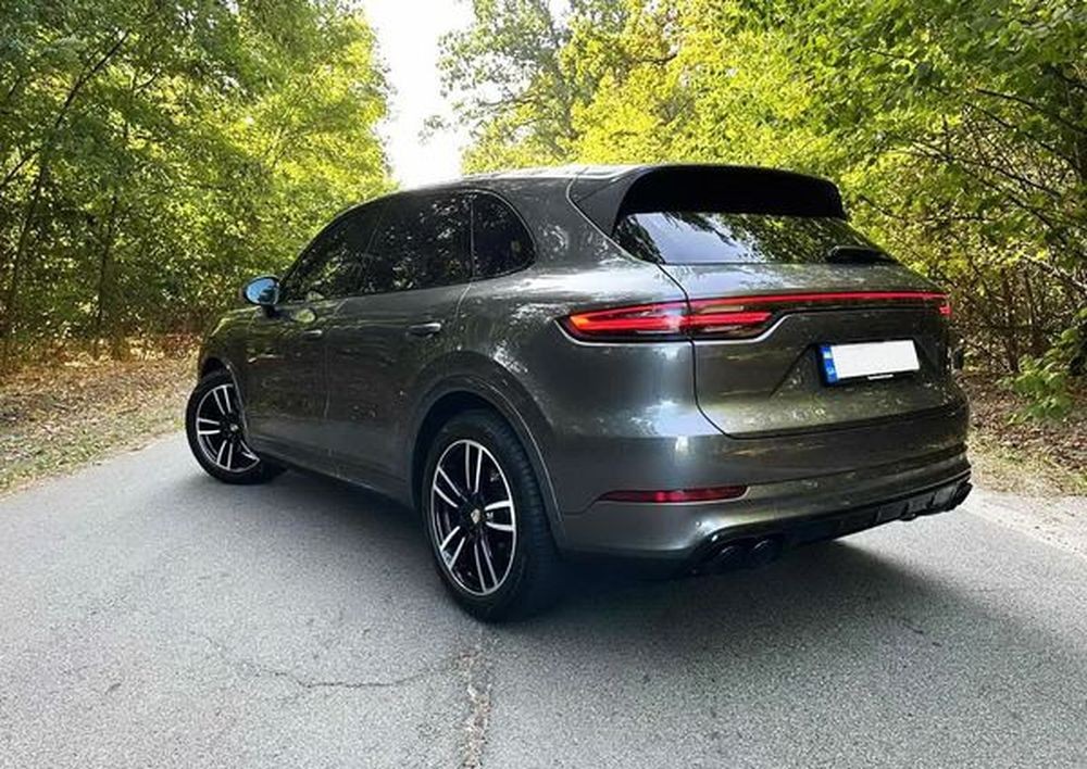 271 Porsche Cayenne серый внедорожник без водителя ZEZB