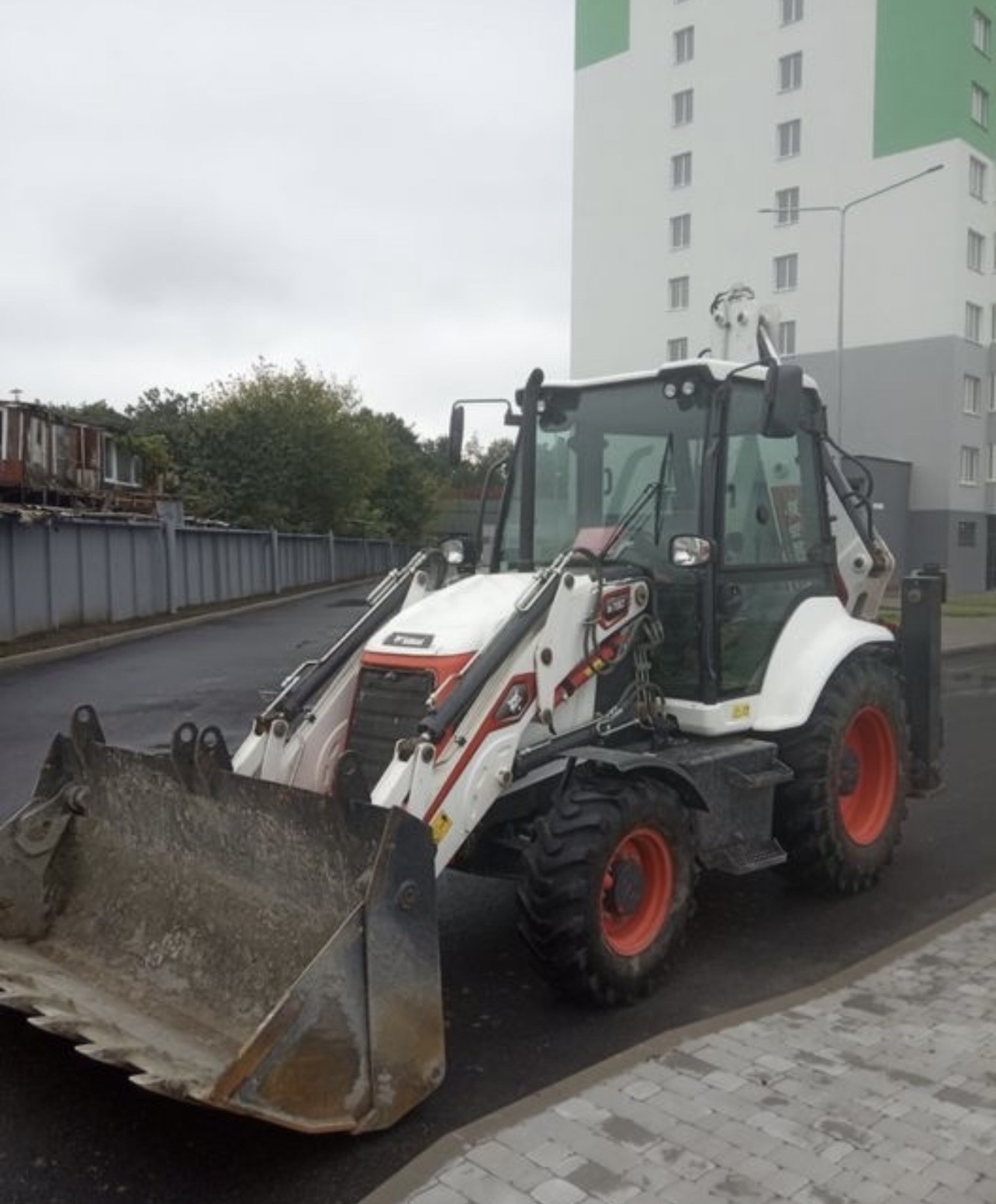 Екскаватор навантажувач Bobcat з водієм YJp8