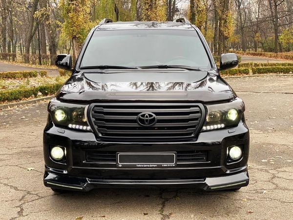 161 Toyota Land Cruiser 200 черный джип 2008 без водителя 2Kx7