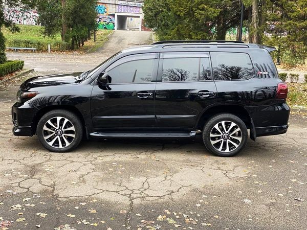 161 Toyota Land Cruiser 200 черный джип 2008 без водителя 2Kx7