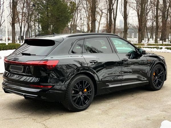 424 Bнедорожник Audi Q8 E-tron S электро черный без водителя Pmr8