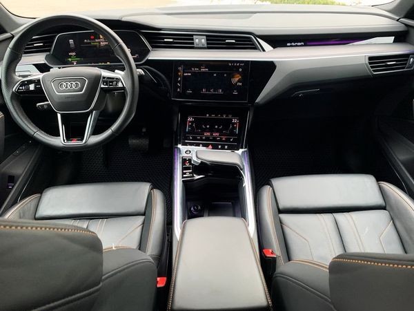 424 Bнедорожник Audi Q8 E-tron S электро черный без водителя Pmr8
