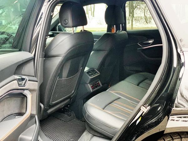 424 Bнедорожник Audi Q8 E-tron S электро черный с водителем gagK