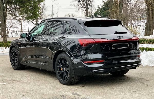 424 Bнедорожник Audi Q8 E-tron S электро черный без водителя Pmr8