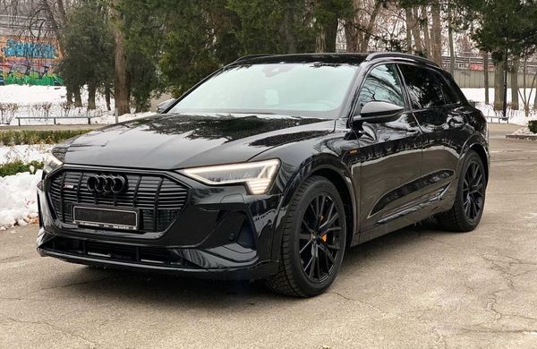 424 Bнедорожник Audi Q8 E-tron S электро черный без водителя Pmr8