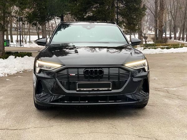 424 Bнедорожник Audi Q8 E-tron S электро черный с водителем gagK