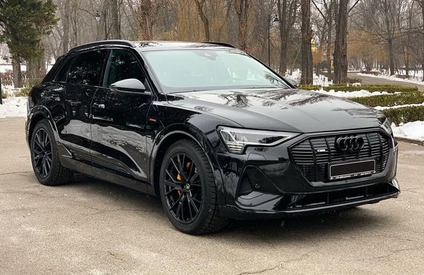 424 Bнедорожник Audi Q8 E-tron S электро черный с водителем gagK