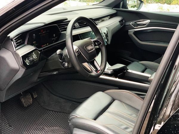 424 Bнедорожник Audi Q8 E-tron S электро черный с водителем gagK